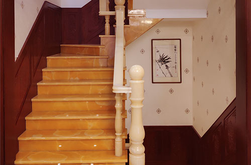 科尔沁右翼中中式别墅室内汉白玉石楼梯的定制安装装饰效果